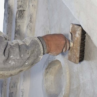 Kalking: Murveggen kostes eller sprayes med kalkvann Kalking av mur: Murveggen kostes eller sprayes med kalkvann